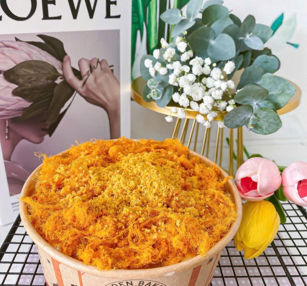 Bánh Bông Lan Sốt Phô Mai Chà Bông Gà Cay